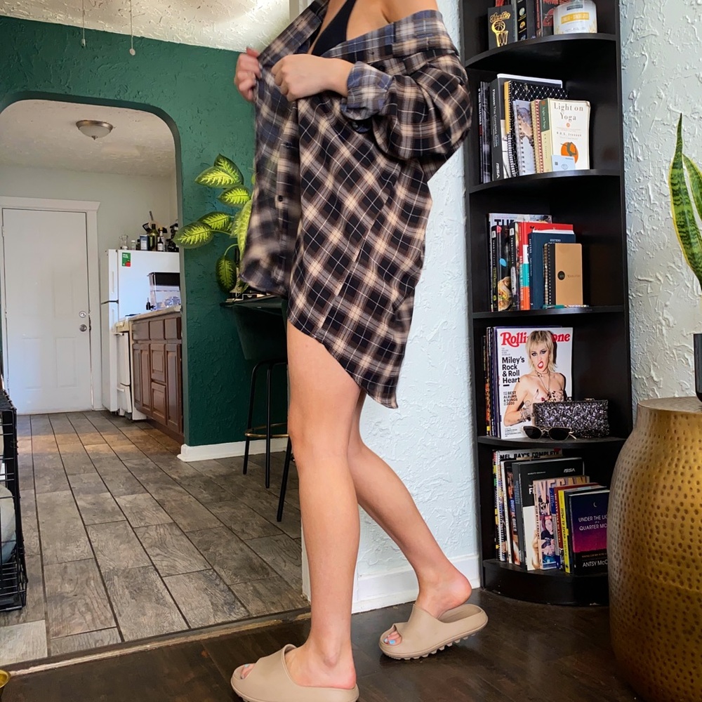 (SOLD ON MERC) Oversized plaid button-up - Picture 2 of 6